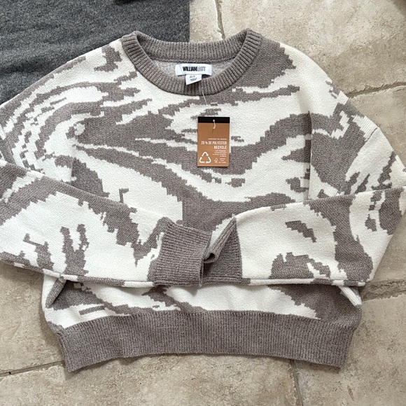 Women’s Sweater Set - Picture 3 of 8